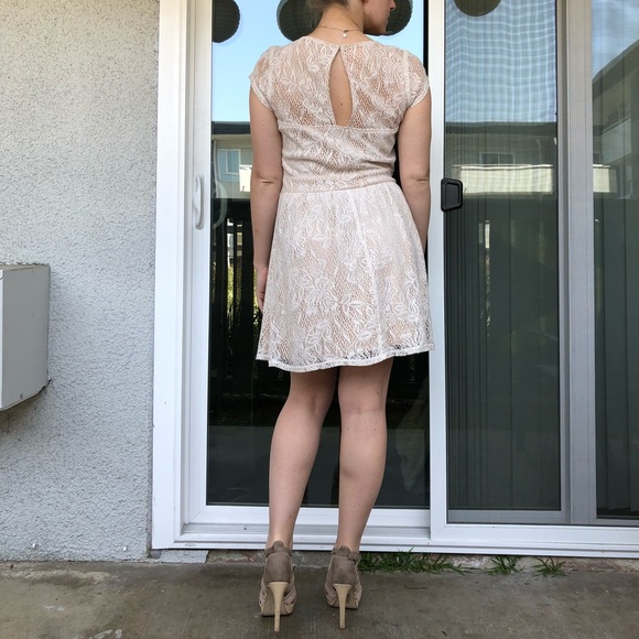 Cream lace dress - Picture 2 of 5